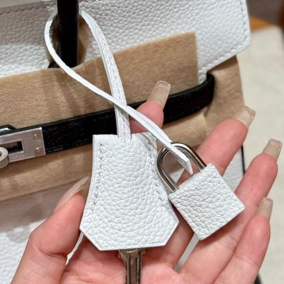 Classic Hermes Bag: A Stylish and Versatile Choice for Elegance - Picture 6 of 6